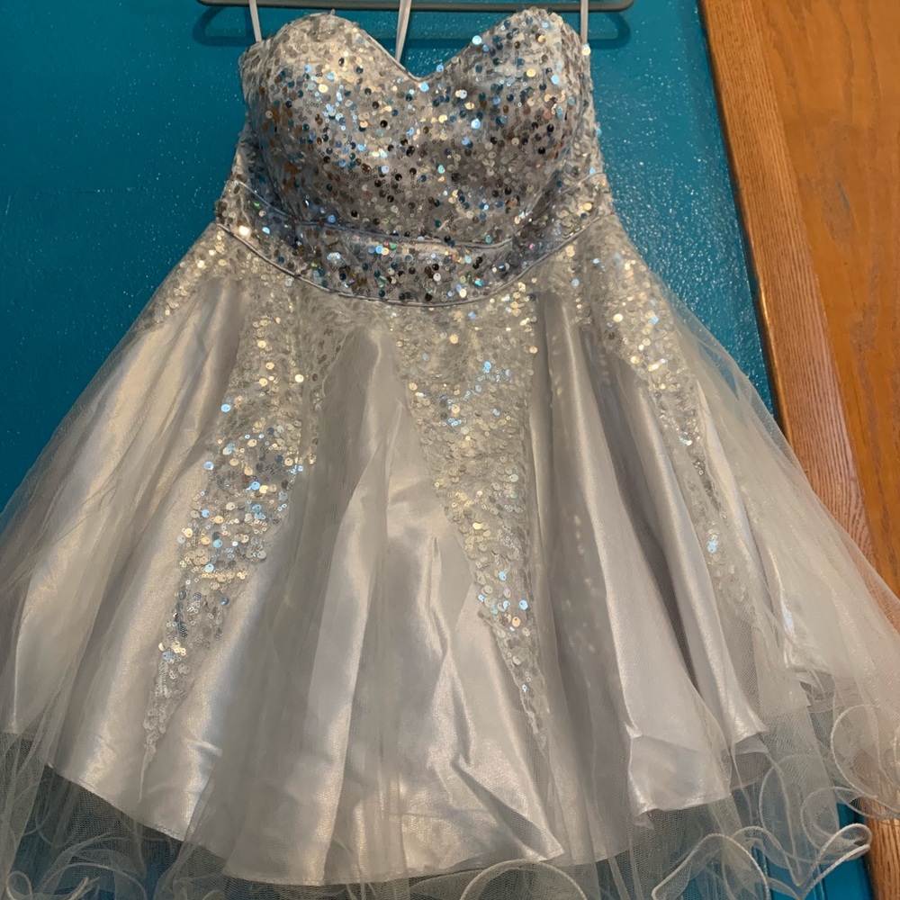 STRAPLESS SILVER PROM/HOMECOMING DRESS
